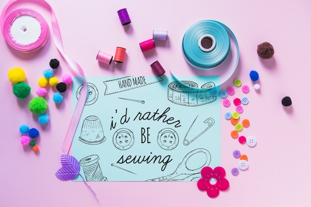 Робочий стіл з набором для вишивки